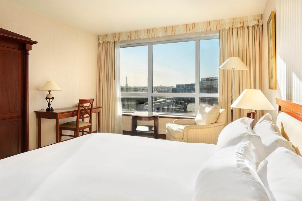 Occidental Paris Levallois Room Type - Deluxe Room (with views over Eiffel Tower)
