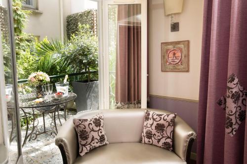 Hotel Monceau Wagram - Tap to explore photos