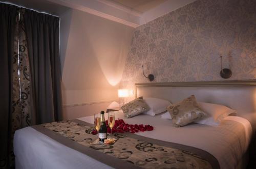 Hotel Monceau Wagram - Tap to explore photos