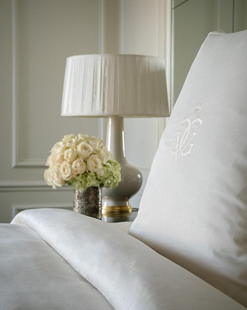 Four Seasons Hotel George V Room Type - Superior Room, 2 Twin Beds, Non Smoking
