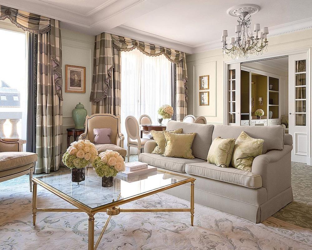 Four Seasons Hotel George V Room Type - Deluxe Suite, 1 King Bed