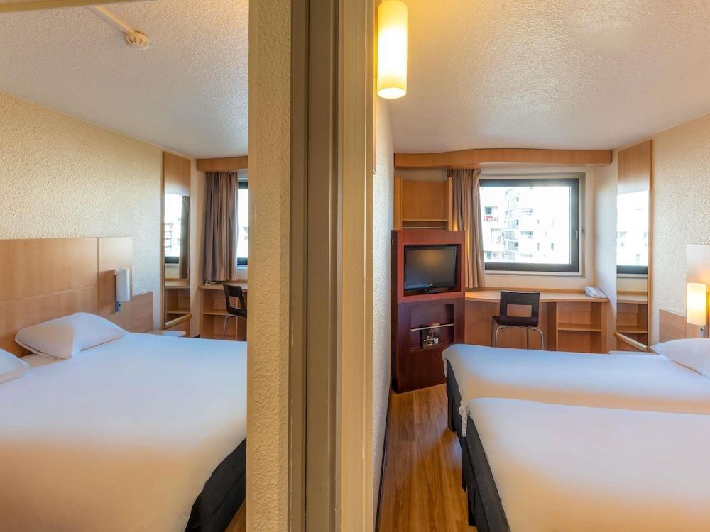 ibis Paris 17 Clichy-Batignolles (ex Berthier) Room Type - Standard Suite, Multiple Beds, Connecting Rooms