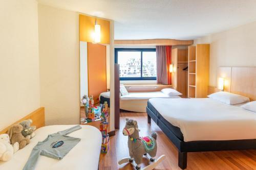 ibis Paris 17 Clichy-Batignolles (ex Berthier) - Tap to explore photos