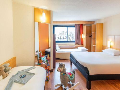 ibis Paris 17 Clichy-Batignolles (ex Berthier) Room Type - Room with 1 Double Bed and 2 Single Beds ibis Paris 17 Clichy-Batignolles (ex Berthier) Room Type - Room with 1 Double Bed and 2 Single Beds