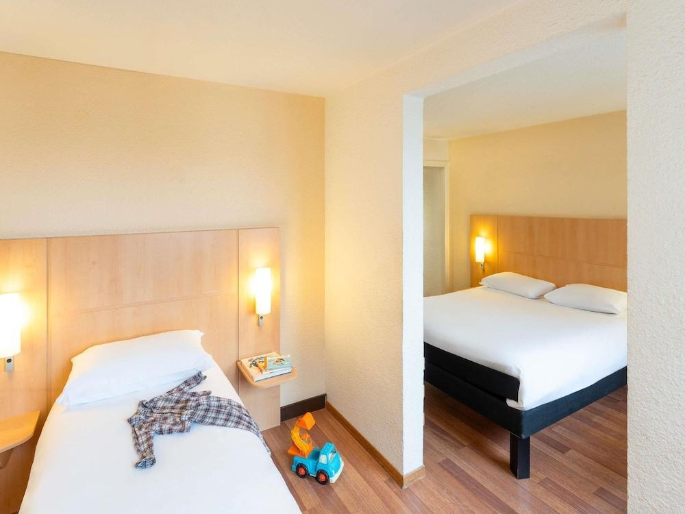 ibis Paris 17 Clichy-Batignolles (ex Berthier) Room Type - Standard Room, Multiple Beds