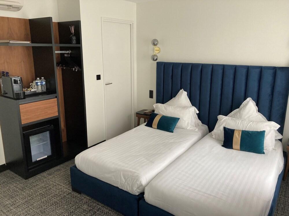 Le Grand Hotel de Normandie Room Type - Renovated Room with twin beds