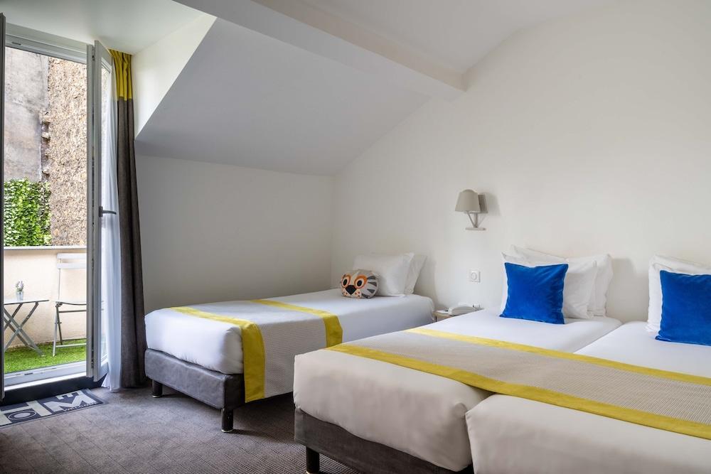 Hôtel George - Astotel Room Type - Triple Room with Terrace - Complimentary soft minibar,courtesy tray, Chromecast and digital press