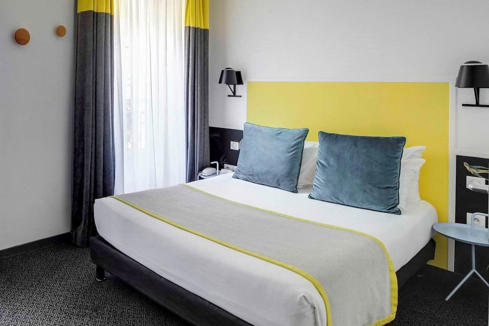 Hôtel George - Astotel Room Type - Double Room - Complimentary soft minibar,courtesy tray, Chromecast and digital press