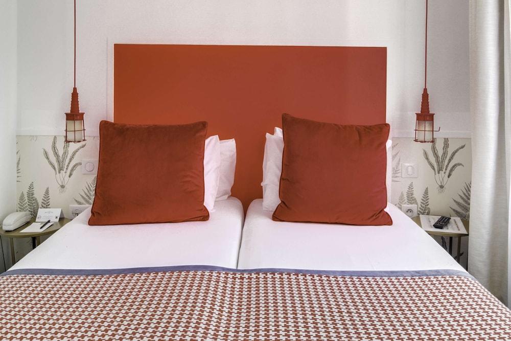 Hôtel George - Astotel Room Type - Twin Room - Complimentary soft minibar,courtesy tray, Chromecast and digital press
