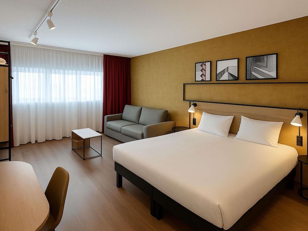 IBIS RUNGIS PARIS ORLY Room Type - Premium Room - 1 king-size bed and 1 double sofa-bed