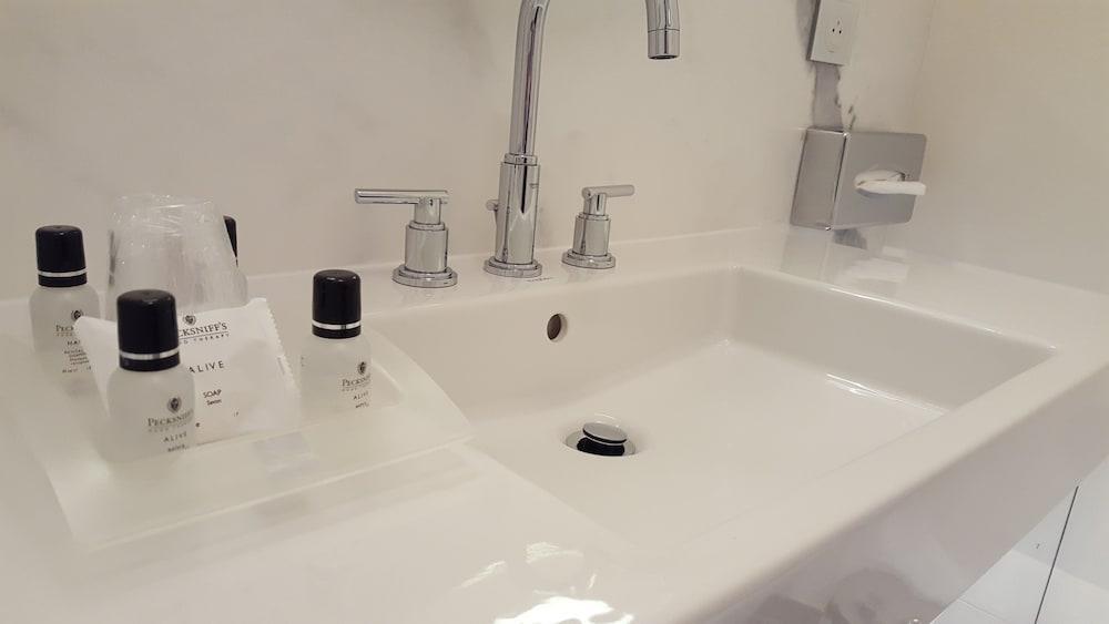 Holiday Inn Paris - Gare de Lyon Bastille Room Type - Standard Room, 1 Queen Bed (Minifridge)