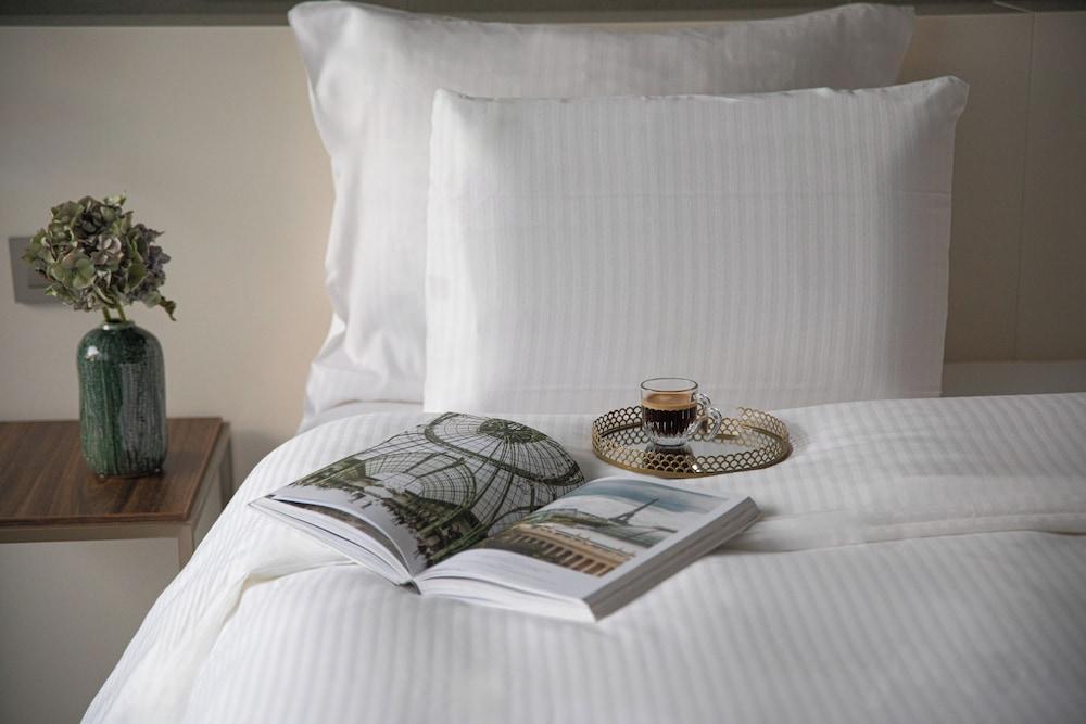 Pullman Paris Tour Eiffel Room Type - DELUXE ROOM, high floor, 1 king size bed, 1 sofa bed, balcony, Eiffel Tower