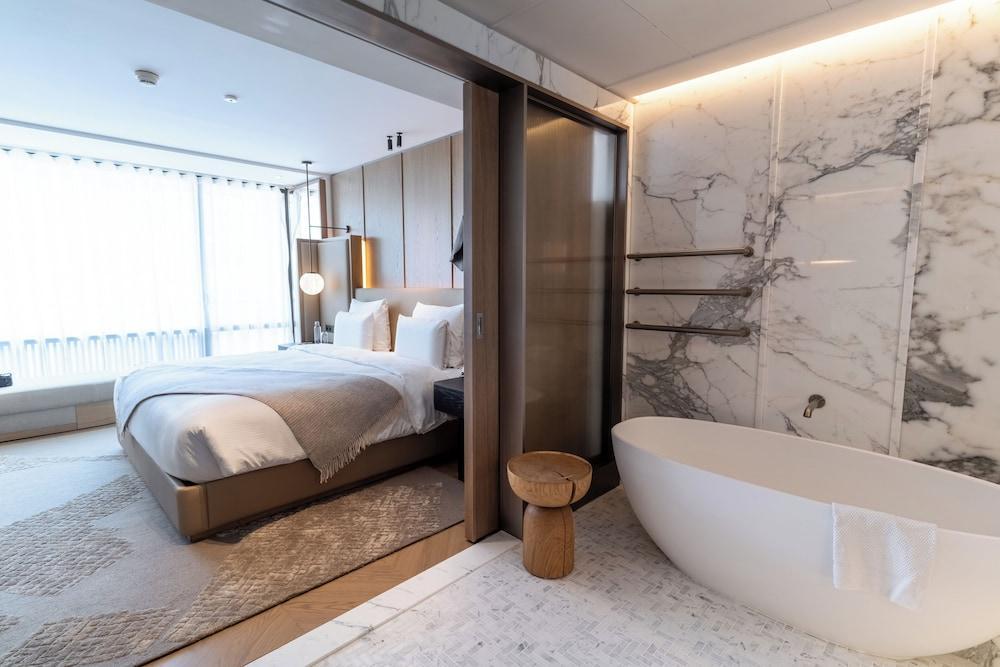 Pullman Paris Tour Eiffel Room Type - Signature Suite (Eiffel Tower View)