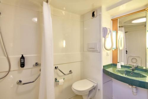 B&B HOTEL Paris Nord 2 CDG Aéroport Room Type - Double Room - Disability Access B&B HOTEL Paris Nord 2 CDG Aéroport Room Type - Double Room - Disability Access
