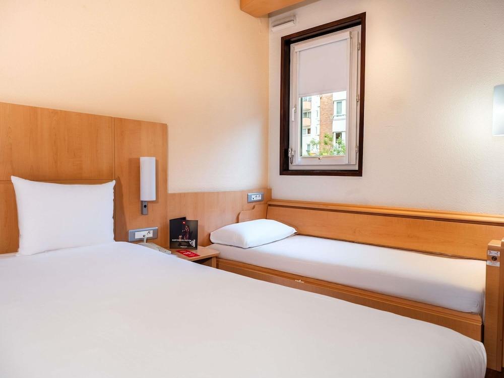 ibis Paris Pont De Suresnes Room Type - Standard Room, Multiple Beds