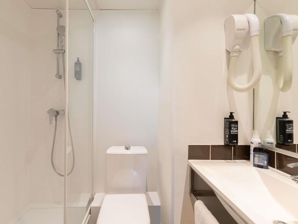 ibis Paris Porte De Montreuil Room Type - Standard Room with one double bed and one single bed