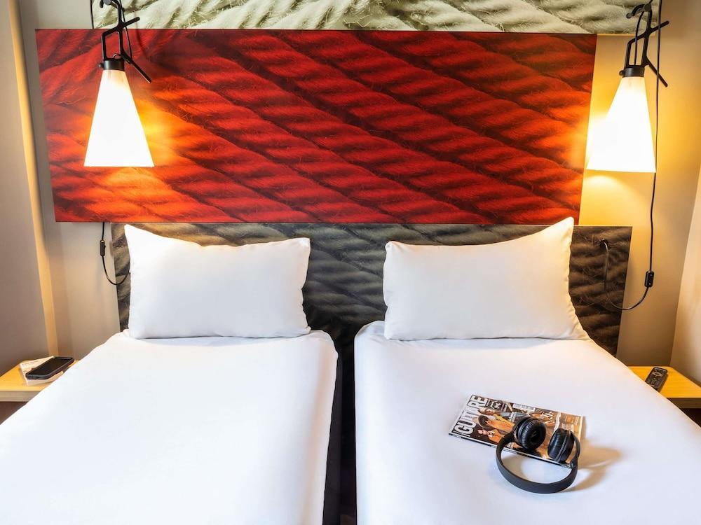 ibis Paris Rueil Malmaison Room Type - Standard Room, 2 Twin Beds