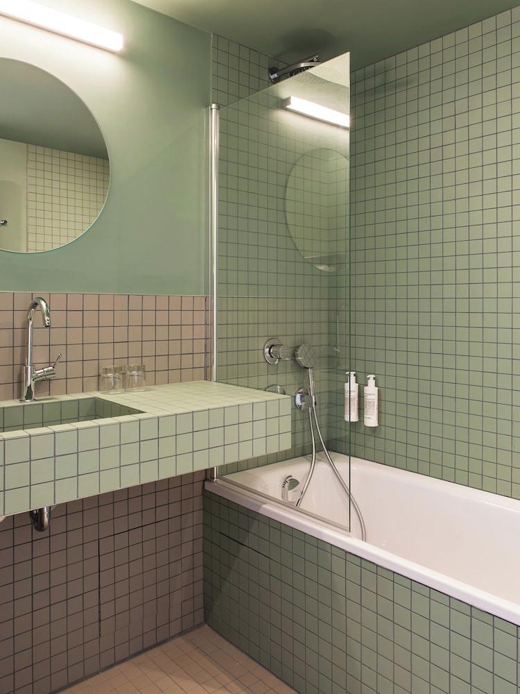 New Hotel Opera - Tap to explore photos