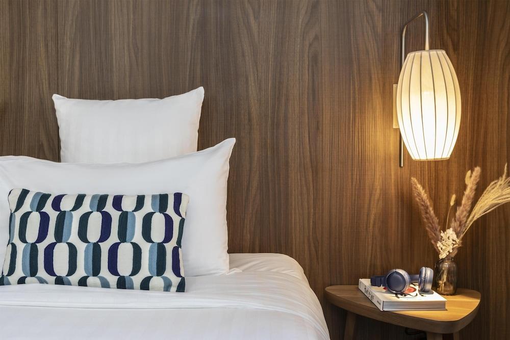 BEST WESTERN PLUS 61 PARIS NATION HOTEL Room Type - Superior Room, 1 Queen Bed