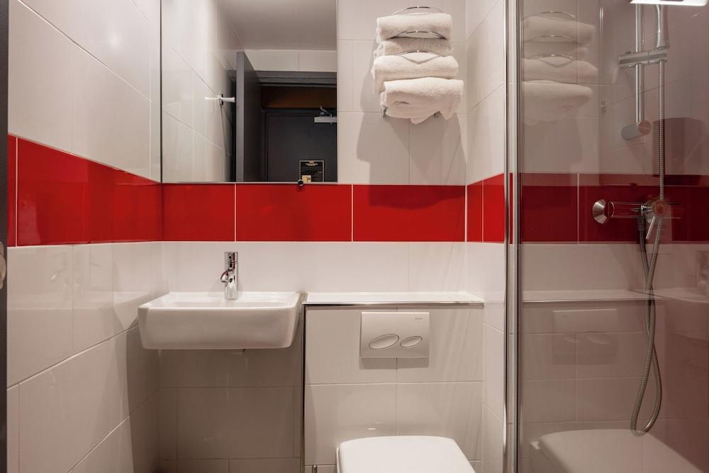 Hotel Kyriad Paris 10 Canal Saint Martin Room Type - Superior Room, 1 Double Bed Hotel Kyriad Paris 10 Canal Saint Martin Room Type - Superior Room, 1 Double Bed