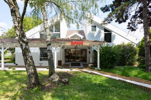 greet Hotel Villeneuve La Garenne - Tap to explore photos