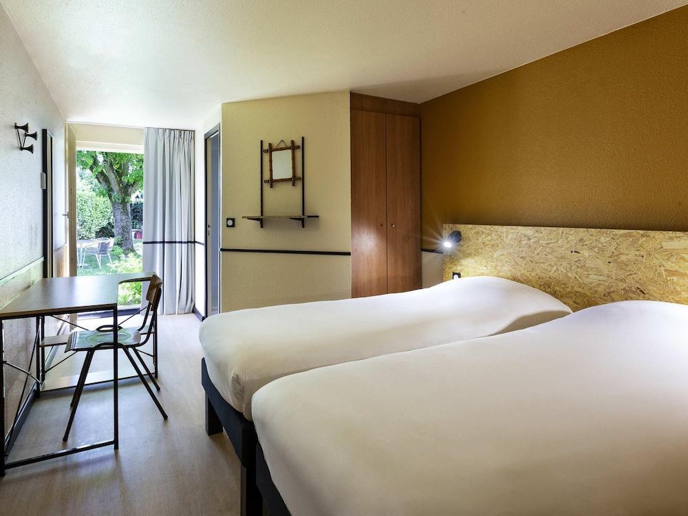 greet Hotel Villeneuve La Garenne Room Type - Pop Room with 2 twin beds