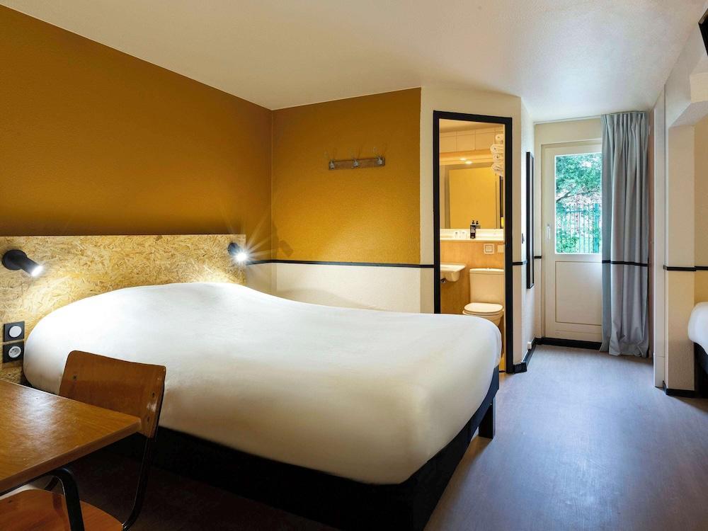 greet Hotel Villeneuve La Garenne - Tap to explore photos