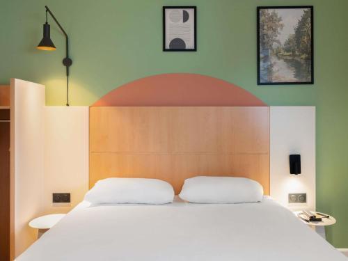 ibis Marne La Vallée Val d'Europe Room Type - Room with One Double Bed and One Single Bed - Mobility Accessible ibis Marne La Vallée Val d'Europe Room Type - Room with One Double Bed and One Single Bed - Mobility Accessible