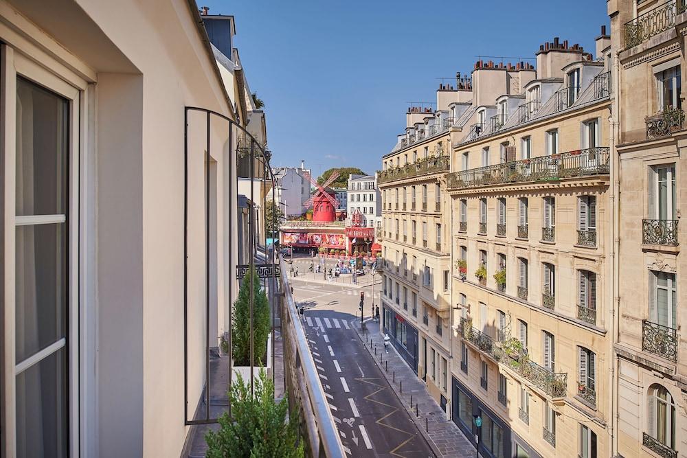 Moulin Plaza Hotel Room Type - Classic Double Room, Balcony, Moulin Rouge view