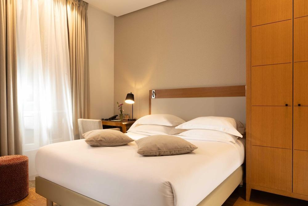 Hotel Le Six Room Type - Classic Double Room, 1 Bedroom