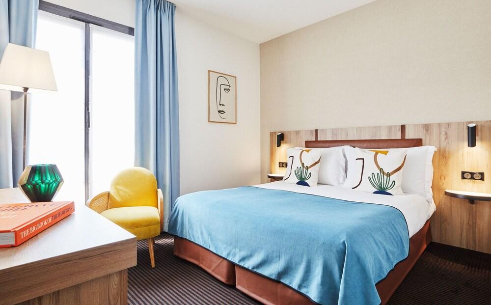 Plaza Tour Eiffel Hotel Room Type - Deluxe Room