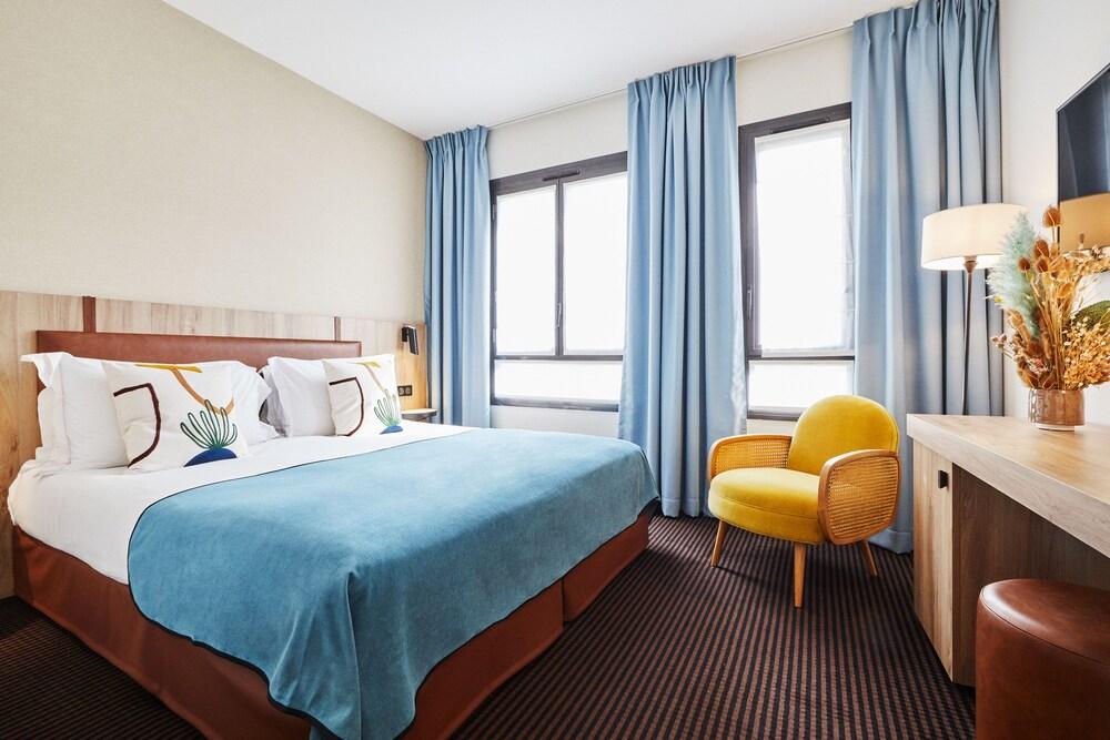 Plaza Tour Eiffel Hotel Room Type - Superior Room