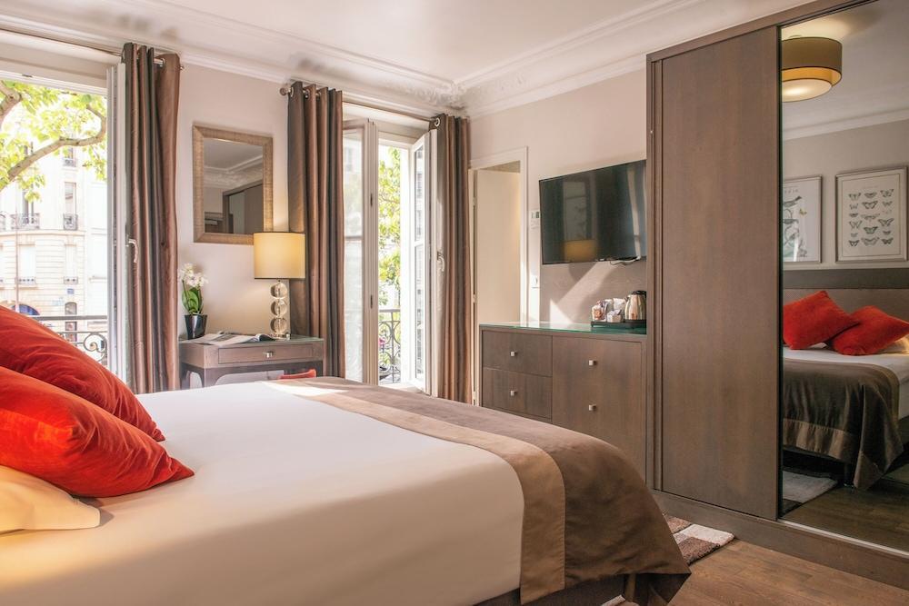 Hôtel Régence Etoile Room Type - Deluxe Room Arc de Triomphe view with balcony Hôtel Régence Etoile Room Type - Deluxe Room Arc de Triomphe view with balcony
