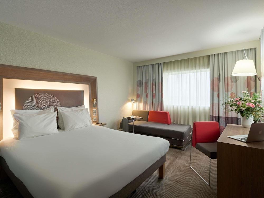 Novotel Paris La D - Tap to explore photos