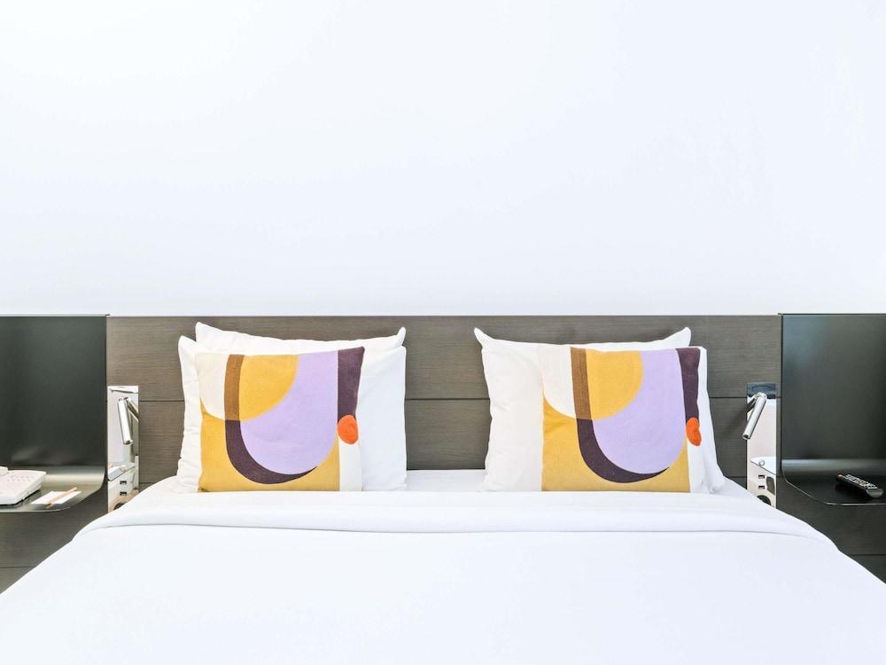 Novotel Paris Sud Porte de Charenton Room Type - Superior room with queen-size bed