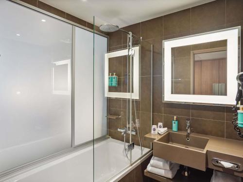 Novotel Paris Gare De Lyon Room Type - Standard Double Room with Queen Size Bed Novotel Paris Gare De Lyon Room Type - Standard Double Room with Queen Size Bed