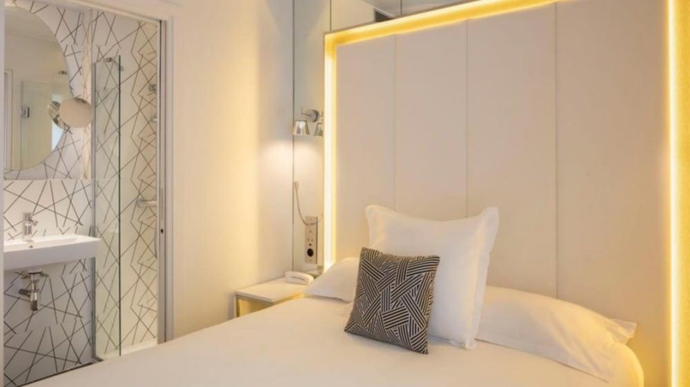Nouvel Hotel Eiffel Paris Room Type - Classic Double Room