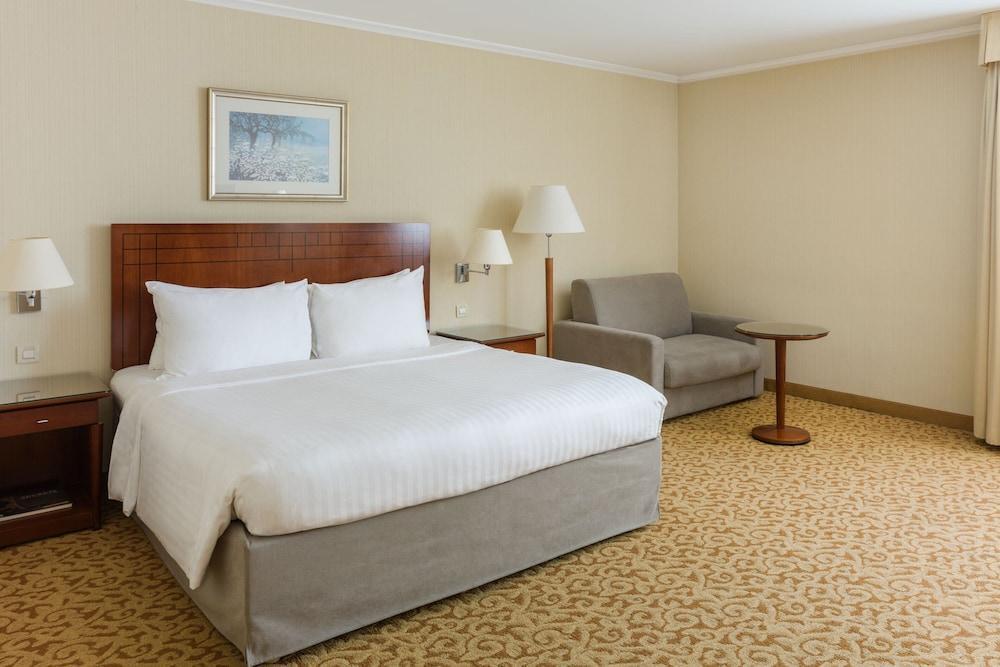 Paris Marriott Charles de Gaulle Airport Hotel Room Type - Deluxe Room, 1 King Bed with Sofa bed