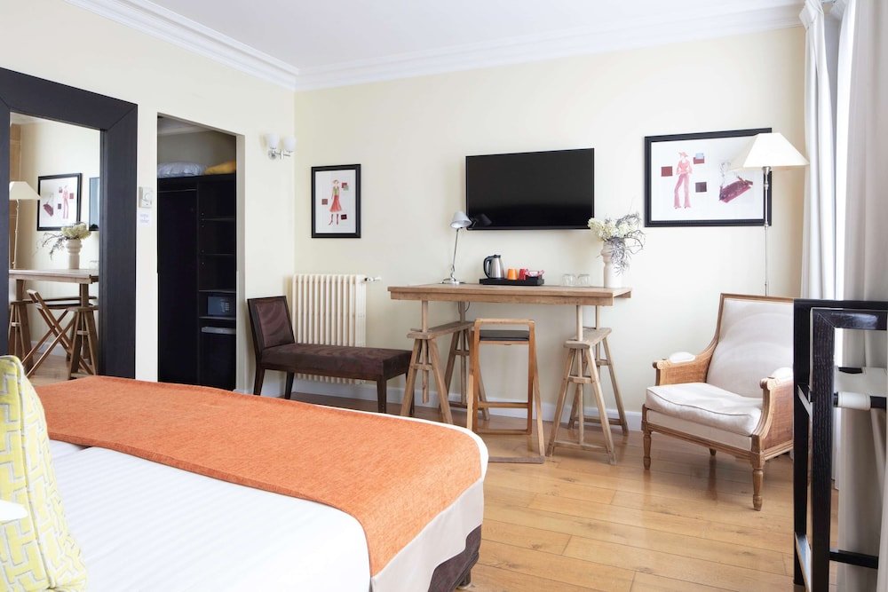 Hôtel Le 123 Elysées - Astotel Room Type - Superior Twin Room - Complimentary soft minibar,courtesy tray, Chromecast and digital press