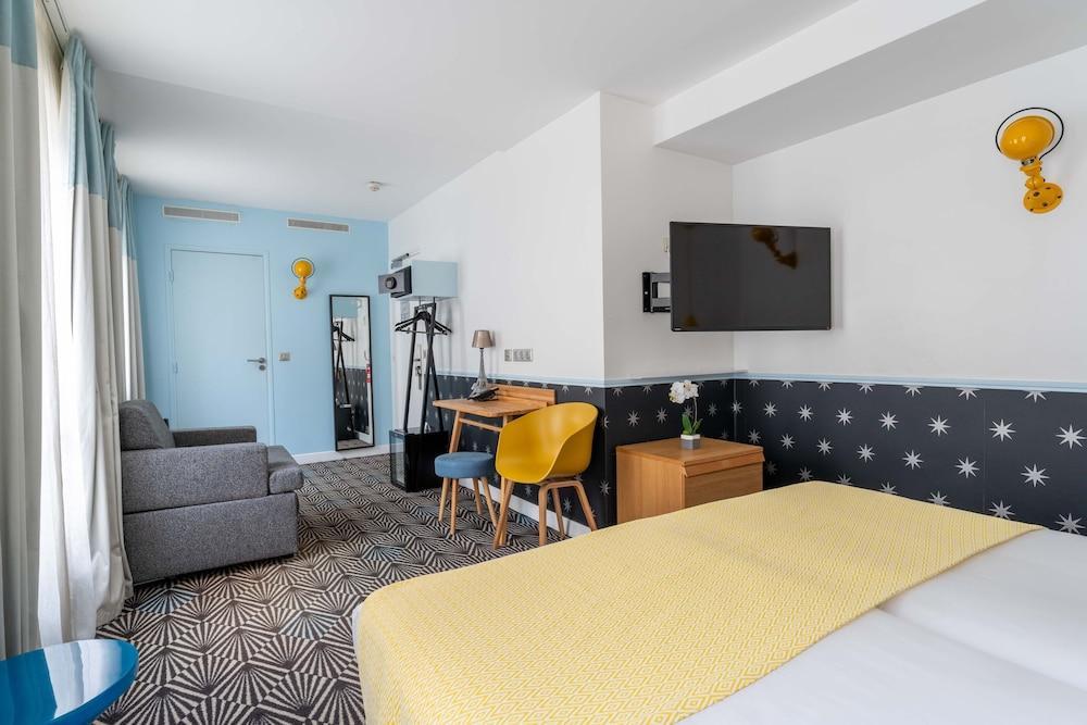 Hôtel Augustin - Astotel Room Type - Privilege Room - Free soft minibar, courtesy tray, Chromecast - Digital press