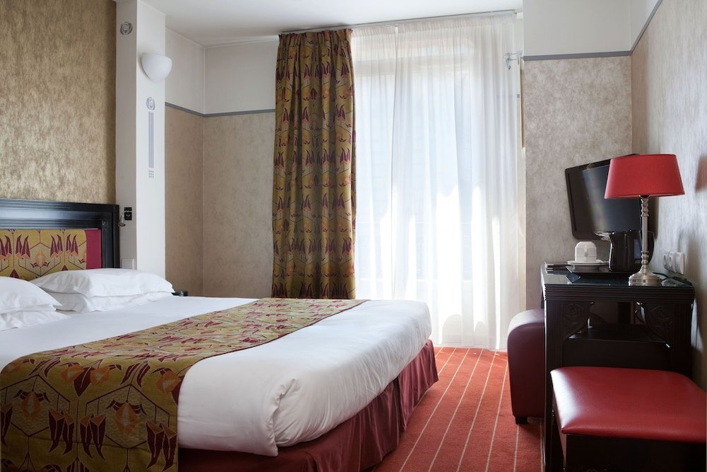 Hotel Eiffel Seine - Tap to explore photos