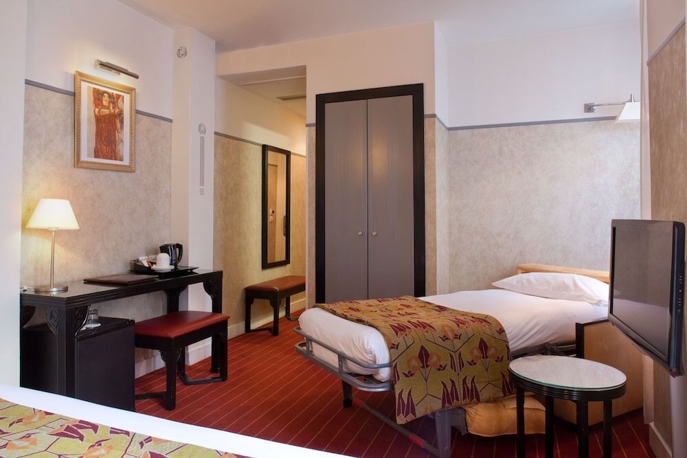 Hotel Eiffel Seine Room Type - Superior Triple Room