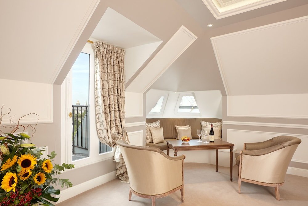 Hotel Regina Louvre Room Type - Junior Suite (Eiffel Tower)