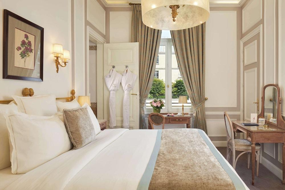 Hotel Regina Louvre Room Type - Deluxe Room Hotel Regina Louvre Room Type - Deluxe Room