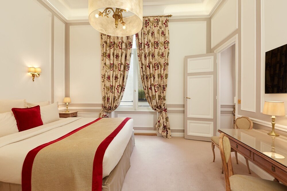 Hotel Regina Louvre Room Type - Suite (Prestige) Hotel Regina Louvre Room Type - Suite (Prestige)