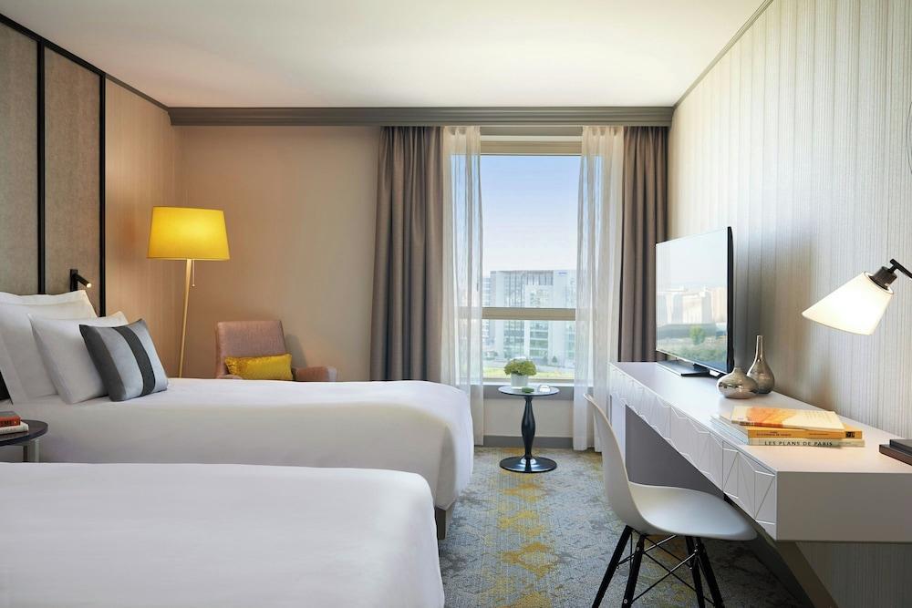 Renaissance Paris La Defense Hotel by Marriott Room Type - Deluxe Room, 2 Twin Beds