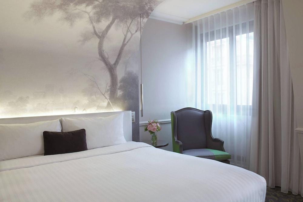 Renaissance Paris Le Parc Trocadero Hotel Room Type - Room, 1 King Bed, Garden View