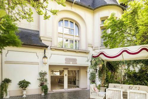 Renaissance Paris Le Parc Trocadero Hotel - Tap to explore photos