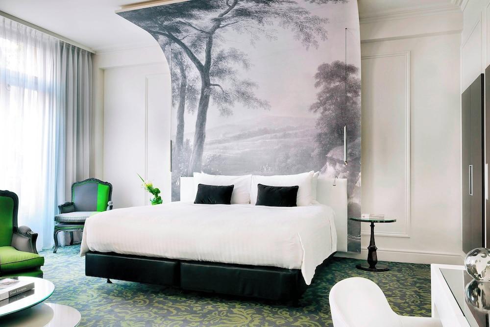 Renaissance Paris Le Parc Trocadero Hotel Room Type - Family Suite, 1 King Bed with Sofa bed Renaissance Paris Le Parc Trocadero Hotel Room Type - Family Suite, 1 King Bed with Sofa bed