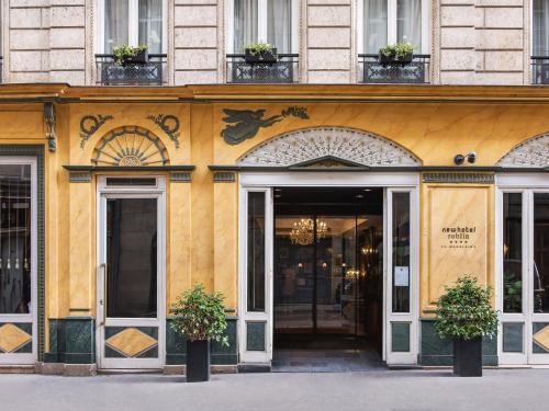 New Hotel Roblin La Madeleine - Tap to explore photos